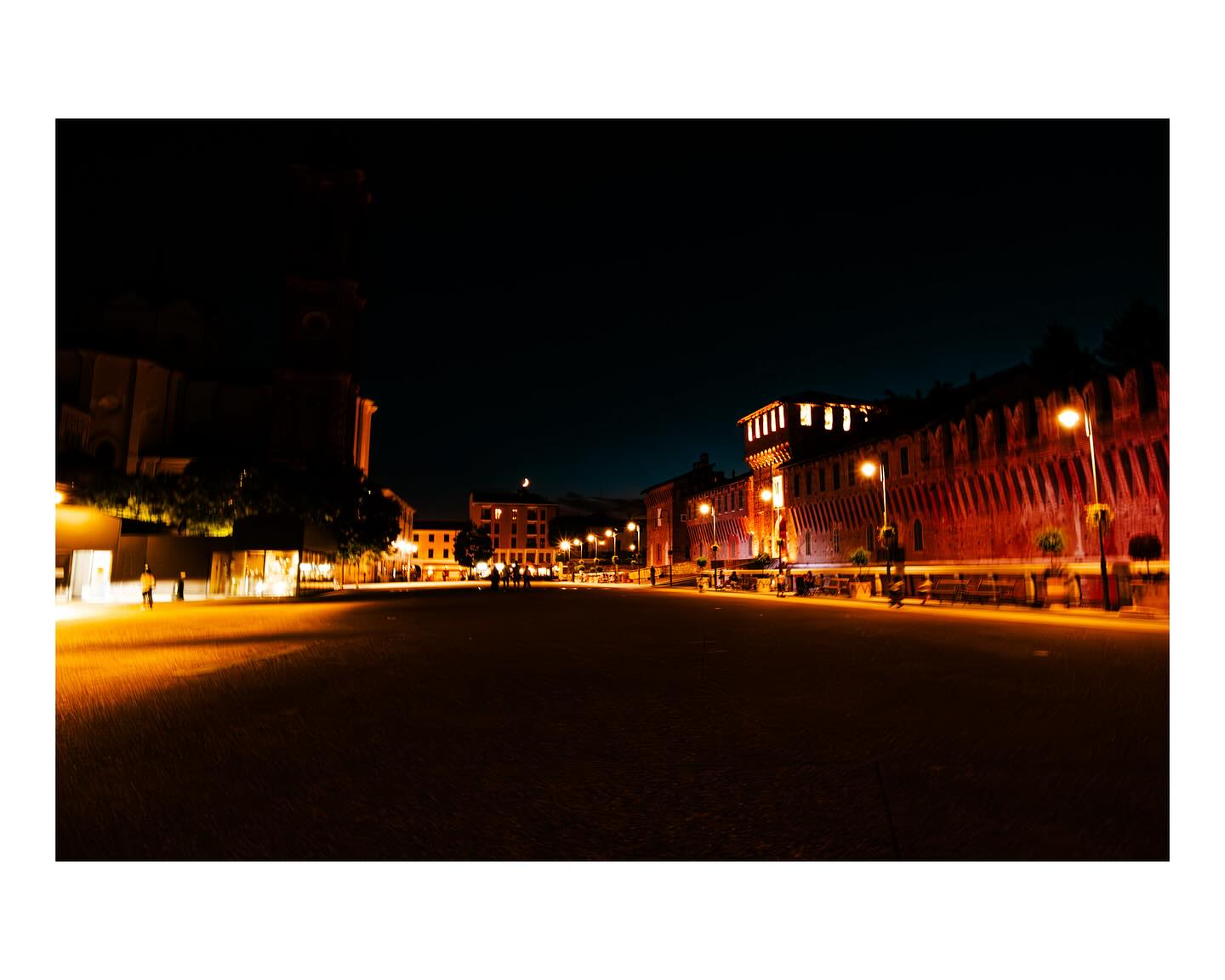 Hot summer night?

#hot
#summer 
#august 
#galliate 
#castellosforzesco 
#red
#night
#ig_novara 
#fujifilm_xseries 
@sei_di_galliate_se