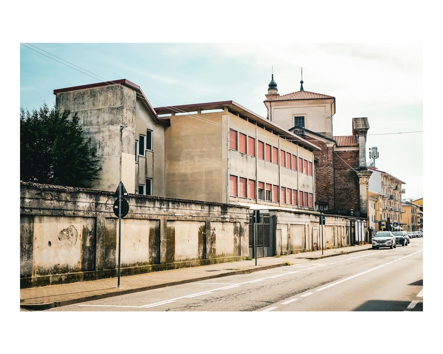 Calda estate 

#stop 
#architecture 
#city 
#summer 
#hotsummer 
#silence 
#galliate 
#fujifilm