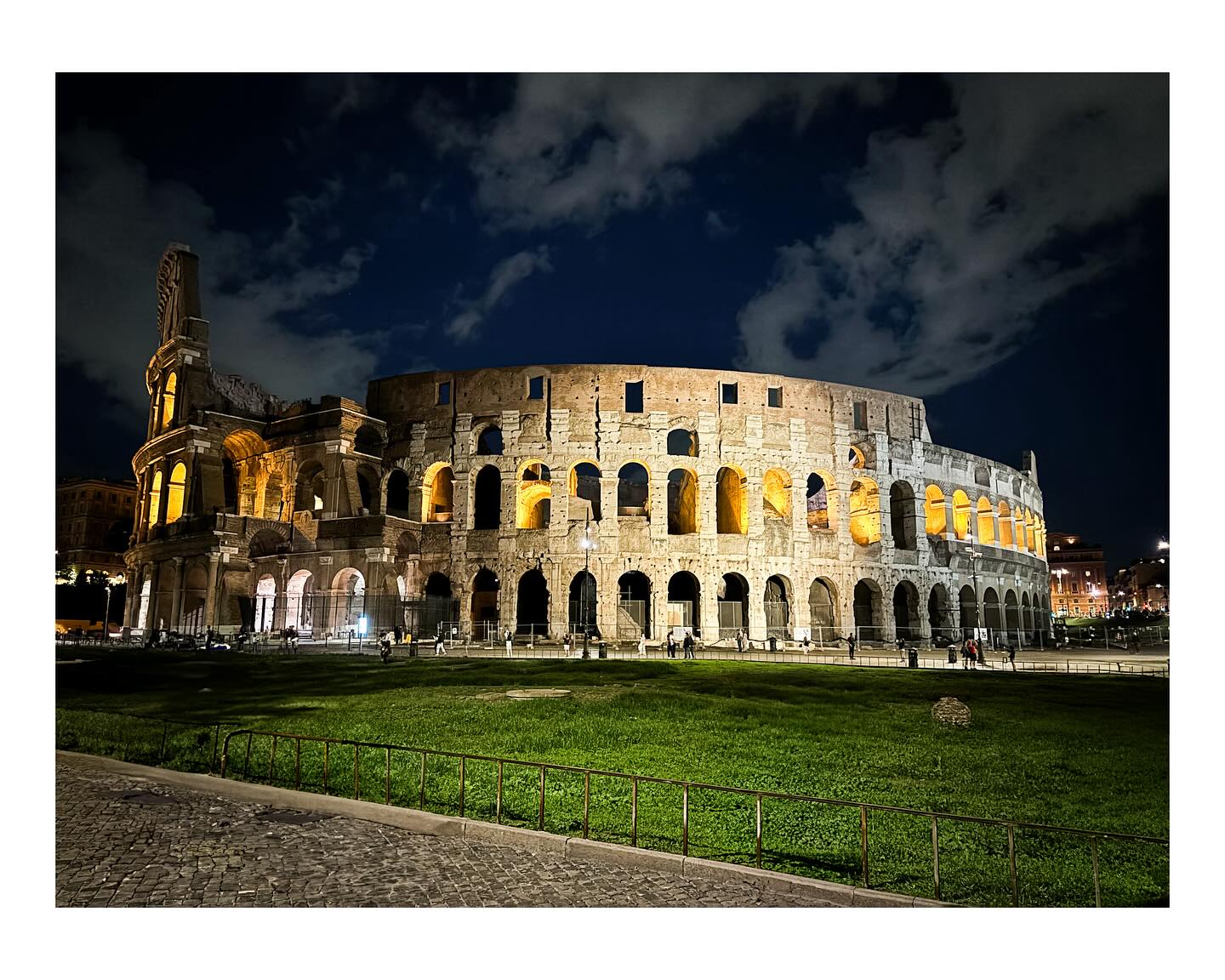 Non c’è niente da fare, ogni volta che lo vedo resto sempre incantato come fosse la prima…

#colosseo 
#roma
#rome 
#colosseum 
#bynight 
#iphonephotography